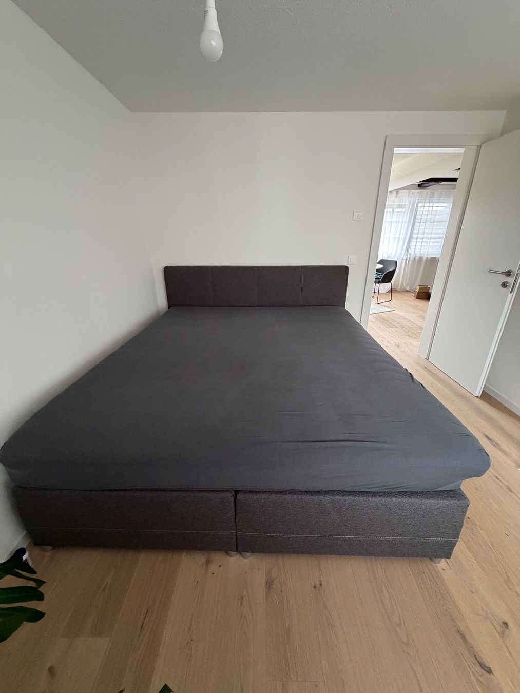 Betten: Bett fast neu 180x200 mit Topper – Gebraucht aus Volketswil von Charly1980 1