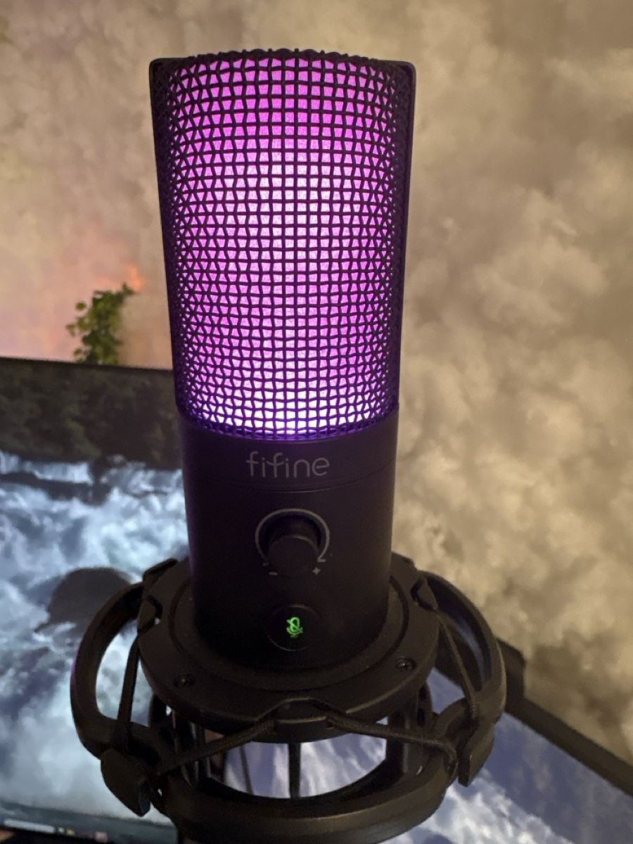 Console: Gaming PC, streamdek, microphone, webcam, and three monitors – Usato da Lausen venduto da Mutuli 3
