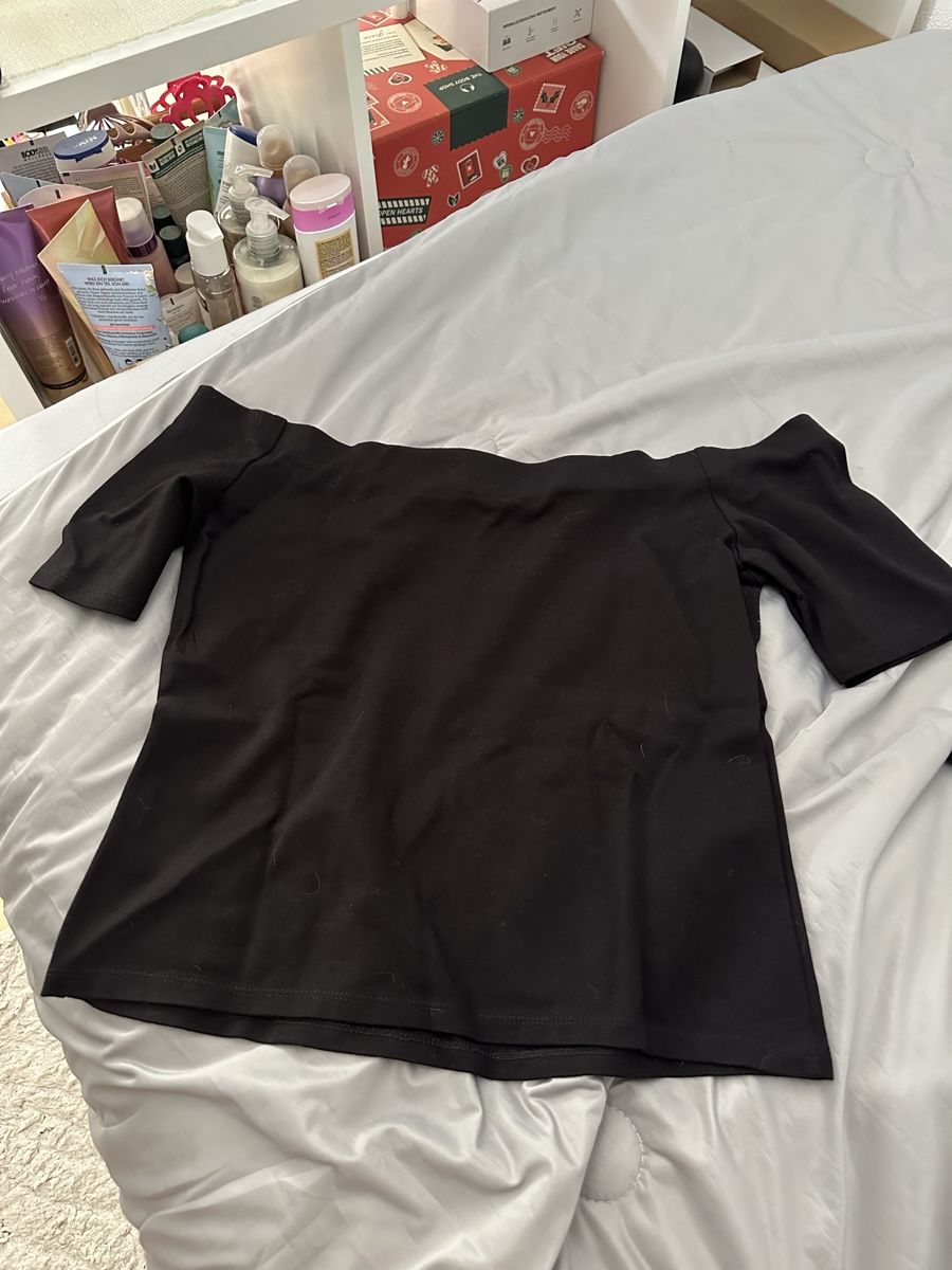 H&M T-shirts: Schwarzes Kurzarm-Oberteil – Neuf (Voir description) à Rhäzüns par romina._gr