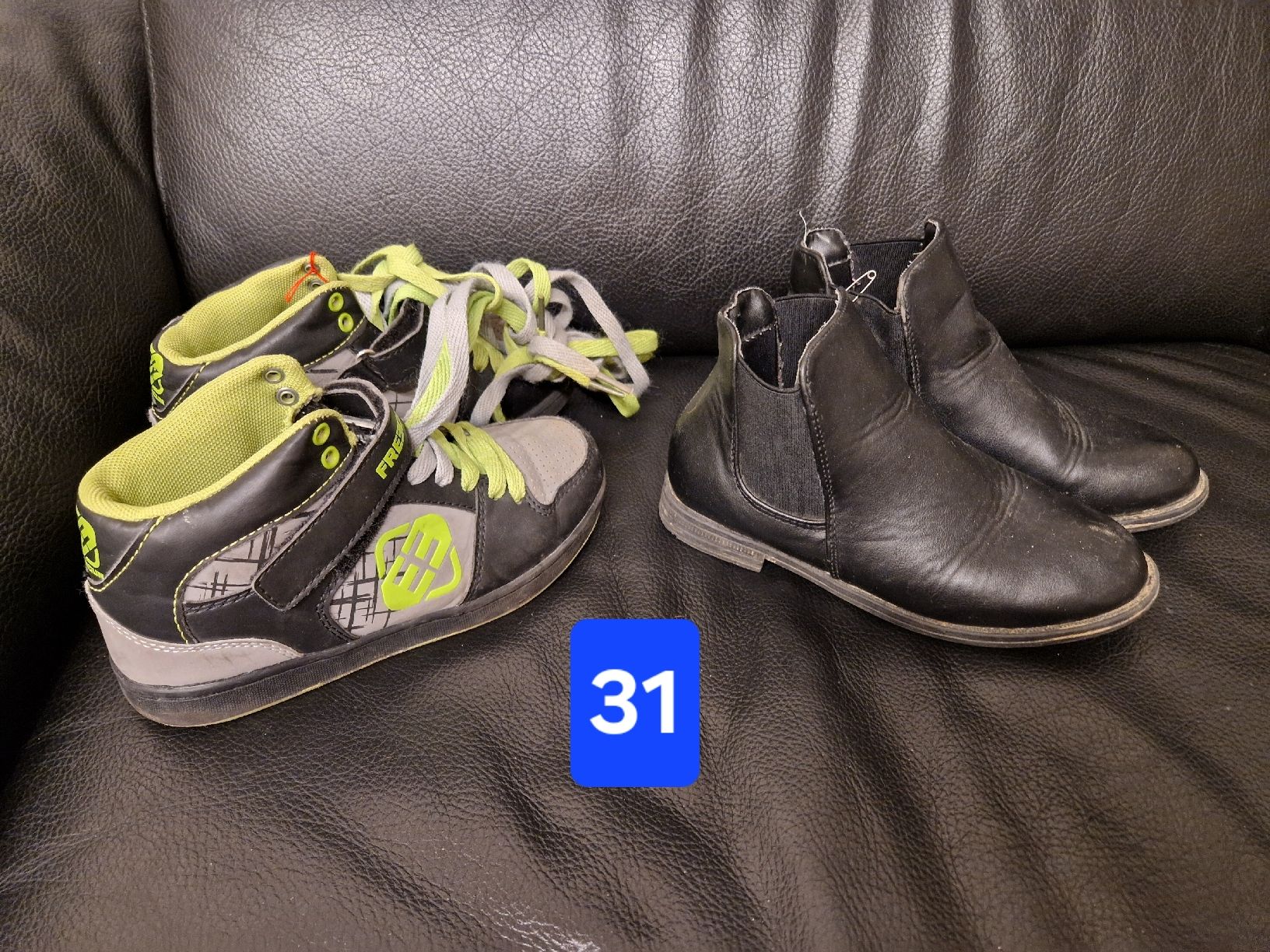 Scarpe per ragazzi: Lot de chaussures taille 31 garçon – Usato da Penthaz venduto da Sosotroc