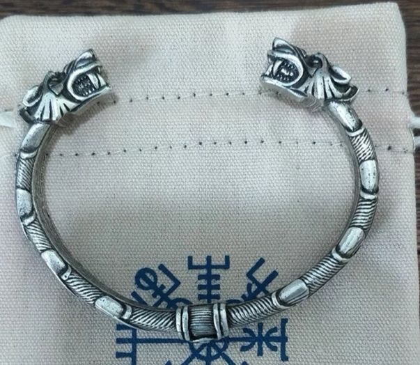 Bracelets: Sehr schöner Armreif – Neuf avec emballage d'origine à Herzogenbuchsee par Melissa110
