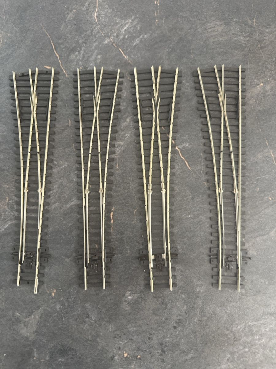 Modelleisenbahnen: 4 x PECO Weichen ab 9.- – Gebraucht aus Sennwald von HARO-Import