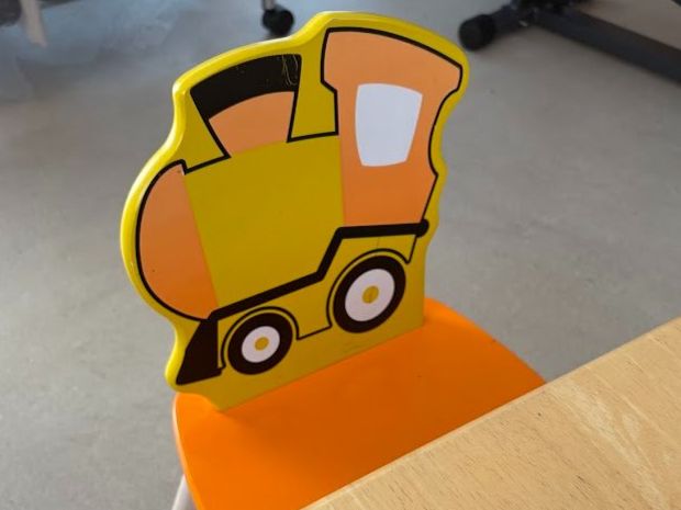Tables: Kindertisch aus Holz mit 4 Stühlen – D'occasion à Altdorf UR par Regulo 4