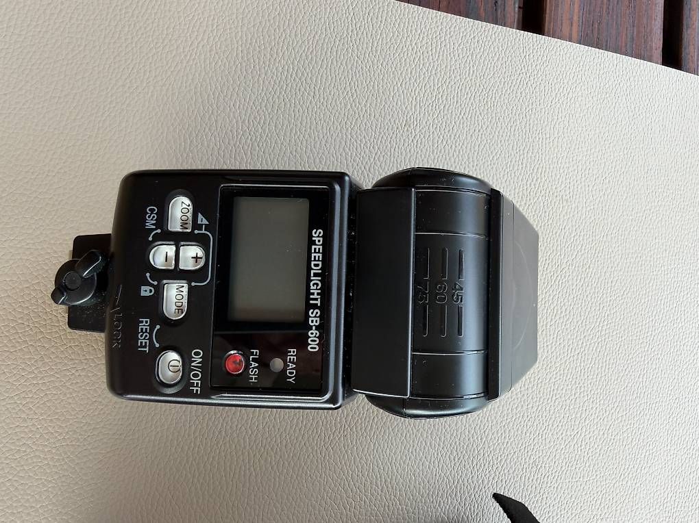 Nikon Kamera: Spiegelreflexkamera Nikon D5000 mit Blitzgerät – Gebraucht aus Küssnacht am Rigi von joh_j7dl 1