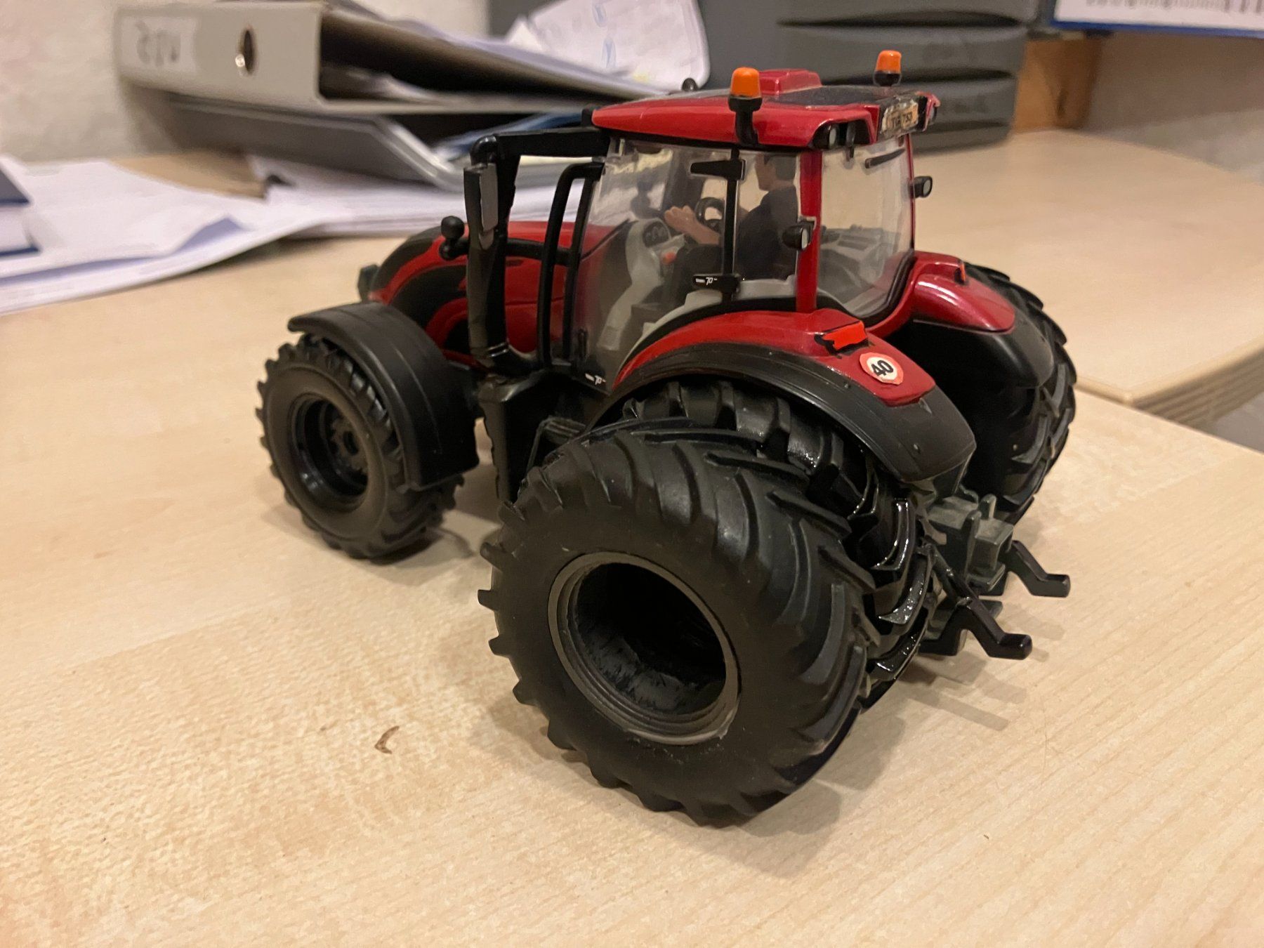 Britains Kit di modellismo & Modellini statici: Farmermodell Valtra von Britains – Usato da Wängi venduto da psalm123 1