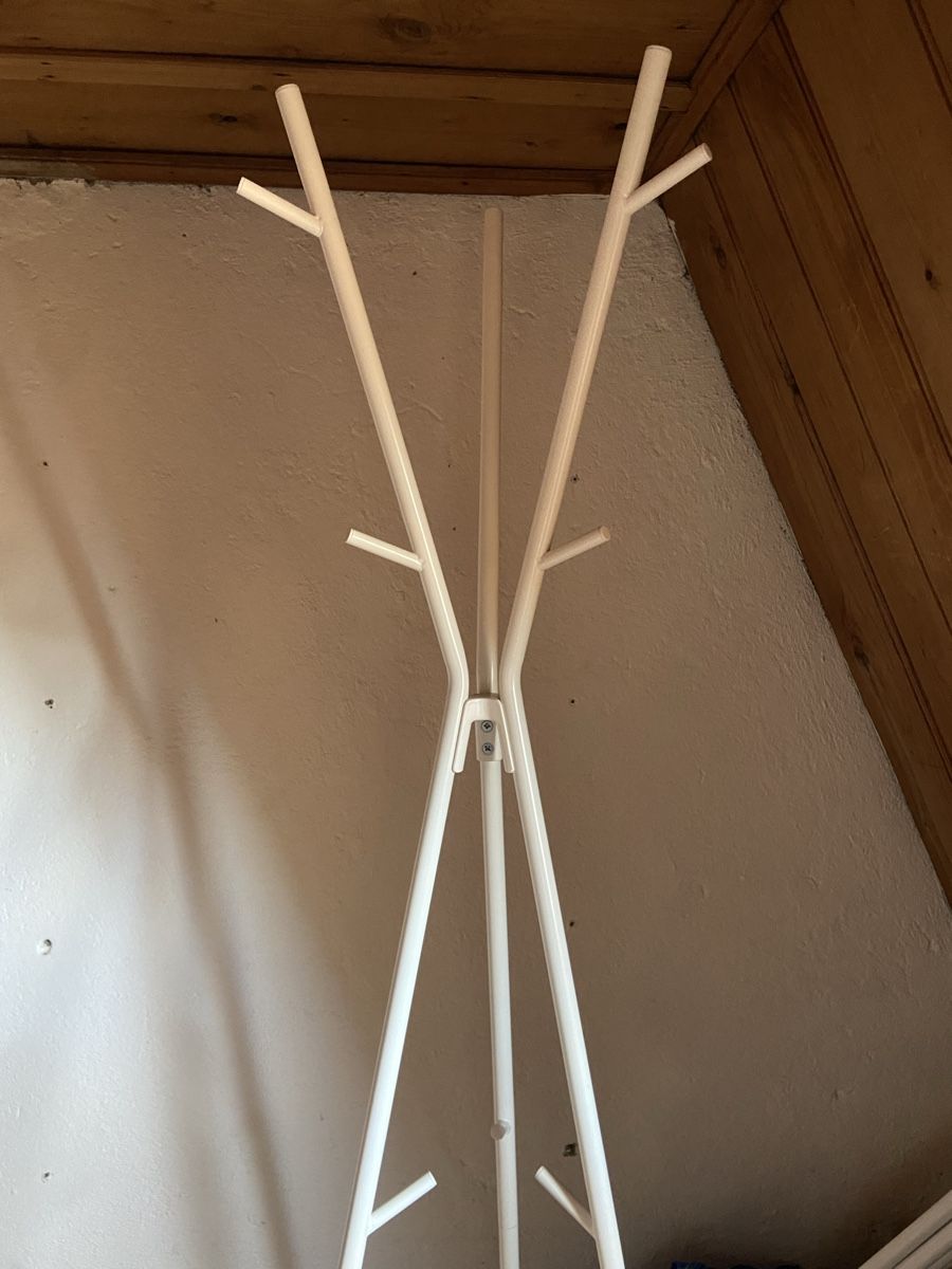 Ikea Kleiderbügel: White Coat Stand Tripod Tree Design Metal Frame Used – Neu (gemäss Beschreibung) aus Horgen von Gregor_32