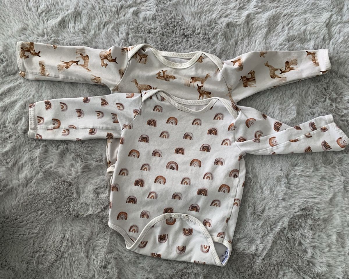 Kleiderpakete & -sets: Baby Bodys Grösse 68 2 Stk. mit Print – Gebraucht aus Unterägeri von Globi8634