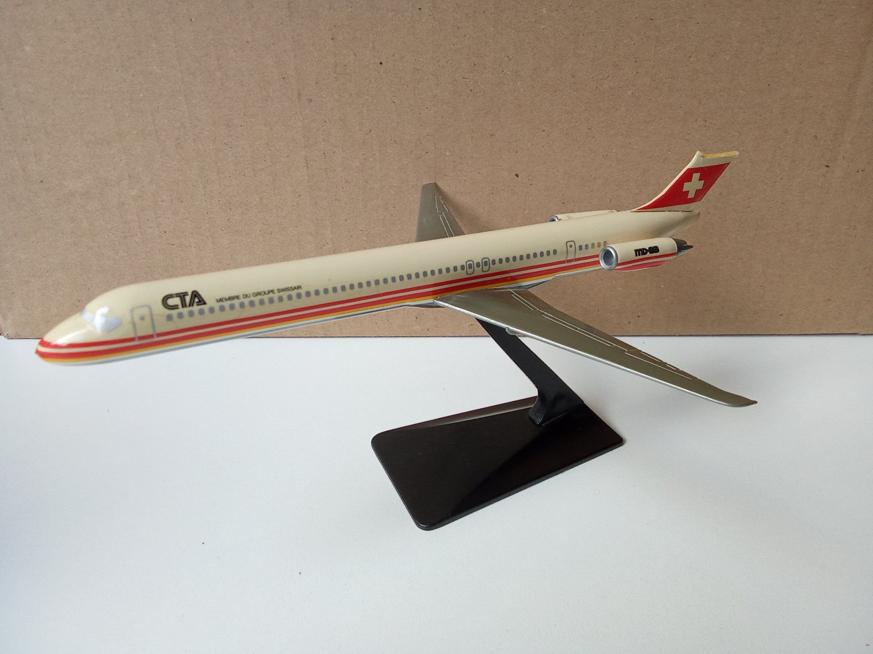 Boeing Kit di modellismo & Modellini statici: Flugzeugmodell MD 83 der CTA mit Schönheitsfehler – Usato da Bilten venduto da Bora3 1