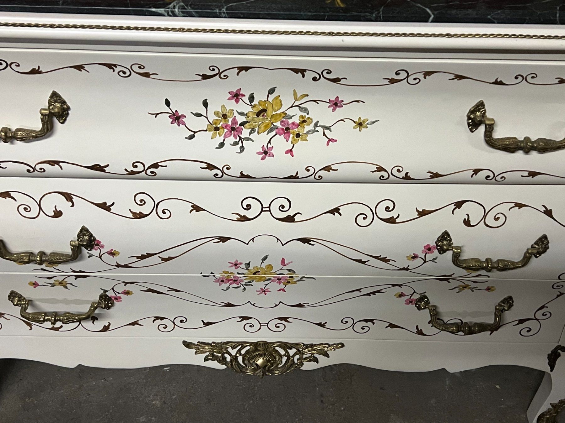 Kommoden: Commode de style Louis XV , 3 tiroirs, motif  fleuri. – Gebraucht aus geneve von louisart 2
