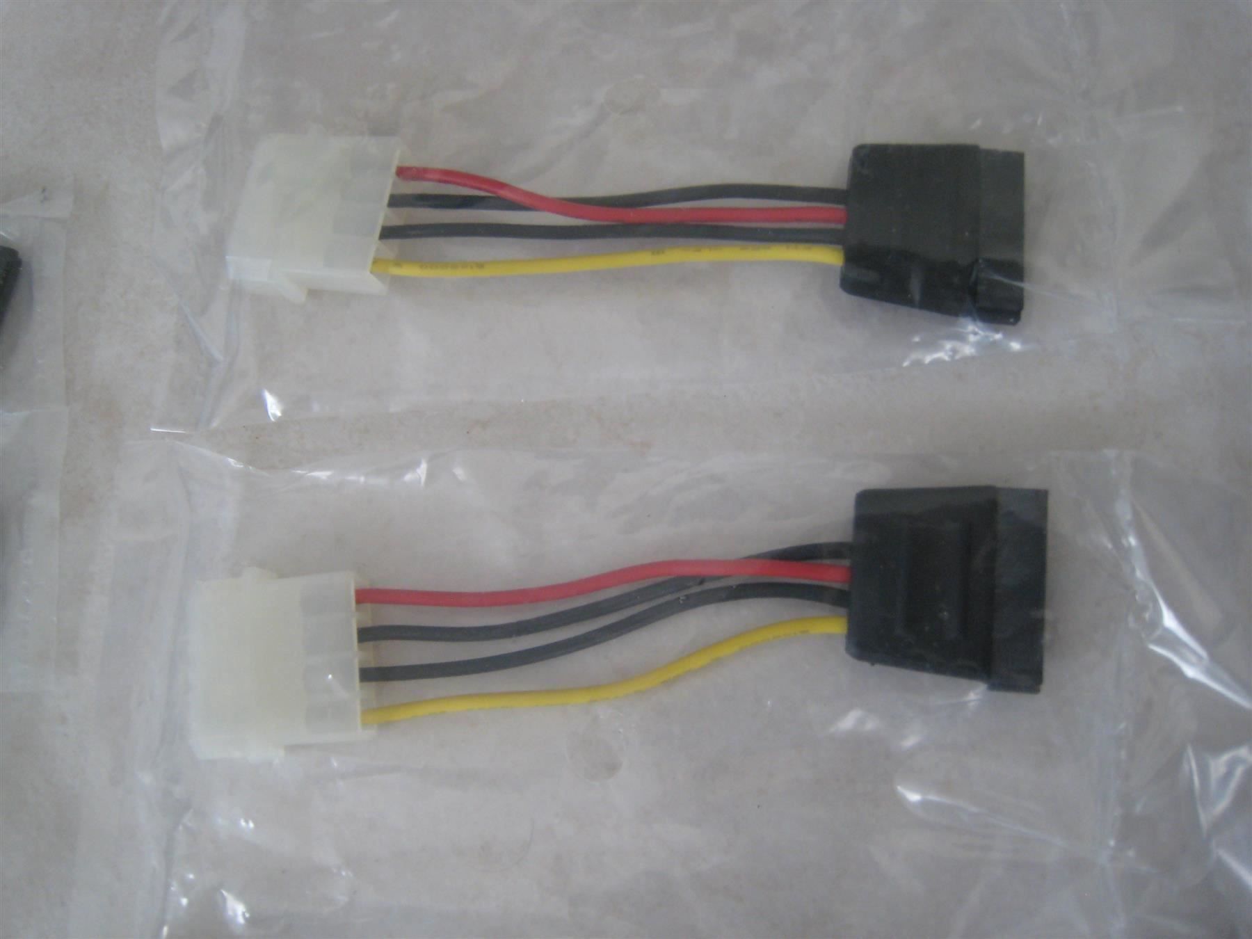 Laufwerke & Adapter: ***** 4Pin Molex Power Adapter – Neu und originalverpackt aus Villaz-St-Pierre von Ubid