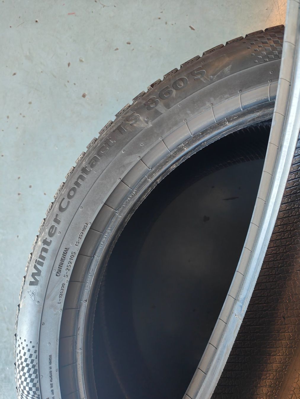 Continental Pneus & Kompletträder: Winterreifen 285/40 R22 – Gebraucht aus Oberengstringen von Reifen-Lagerverkauf 4