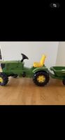Nagelneuer John Deere Traktor mit Anhänger