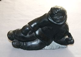 Eskimo-/Inuit-Junge mit Messer