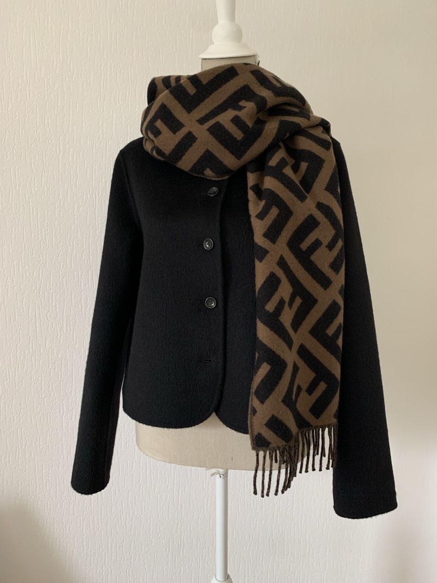 Fendi Foulard & Sciarpe: Écharpe Fendi neuve – Nuovo e nell'imballaggio originale da Gland venduto da TallyEva 9