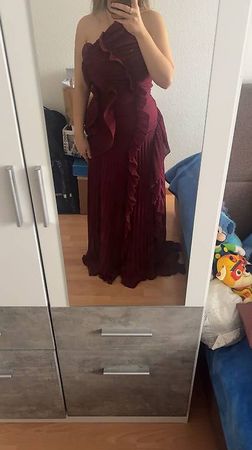 Burgunderrotes Plissé-Maxikleid mit Neckholder
