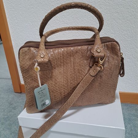 Elegante  gräumige Leder-Handtasche, NP 398.--
