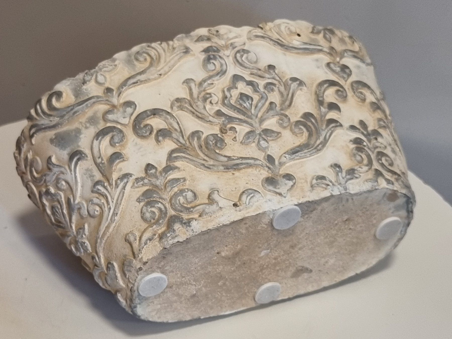 Vasi per fiori: Übertopf Shabby Chic Barock Relief Grau Weiss – Usato da Scharnachtal venduto da devin03 6