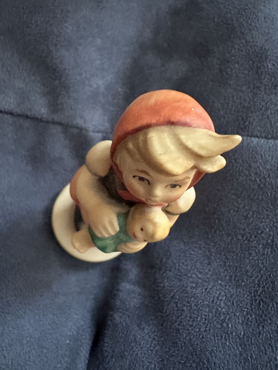Alle Dekorationen: Hummel Figur Nr. 239/B, Mädchen mit einer Puppe – Gebraucht aus Brig von Invert 2