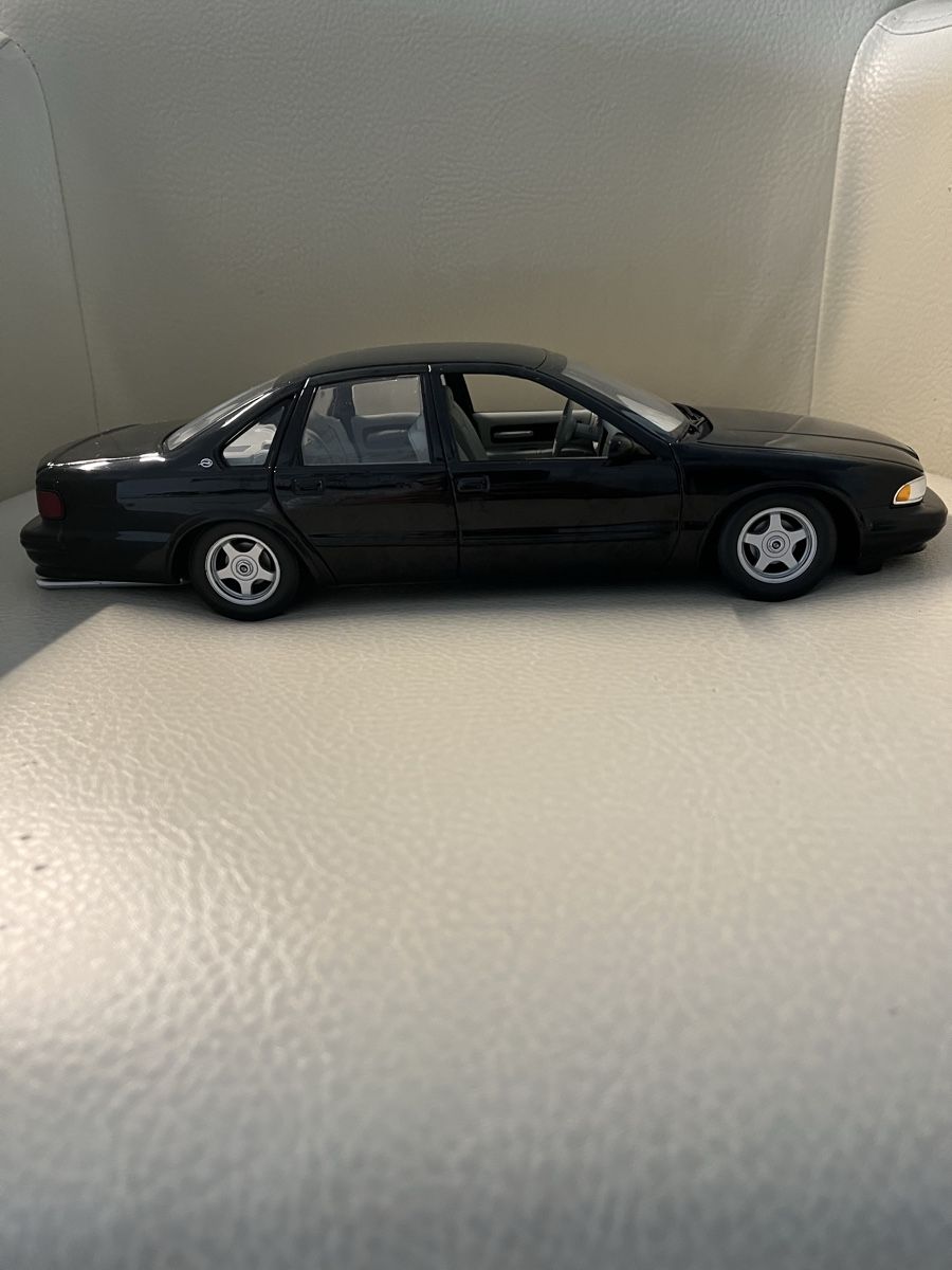 UT Models Modellini d'auto: Chevrolet Impala SS   – Nuovo (secondo la descrizione) da Oberweningen venduto da mer_2yn9 6