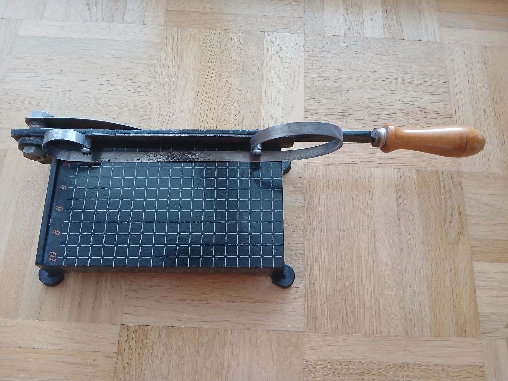 Tous les outils: Nostalgische Schneidemaschine – D'occasion à Möhlin par bekapame