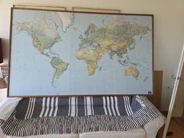 XXL Wand-Weltkarte im Holzrahmen (122 x 205 cm ) 80er Jahre