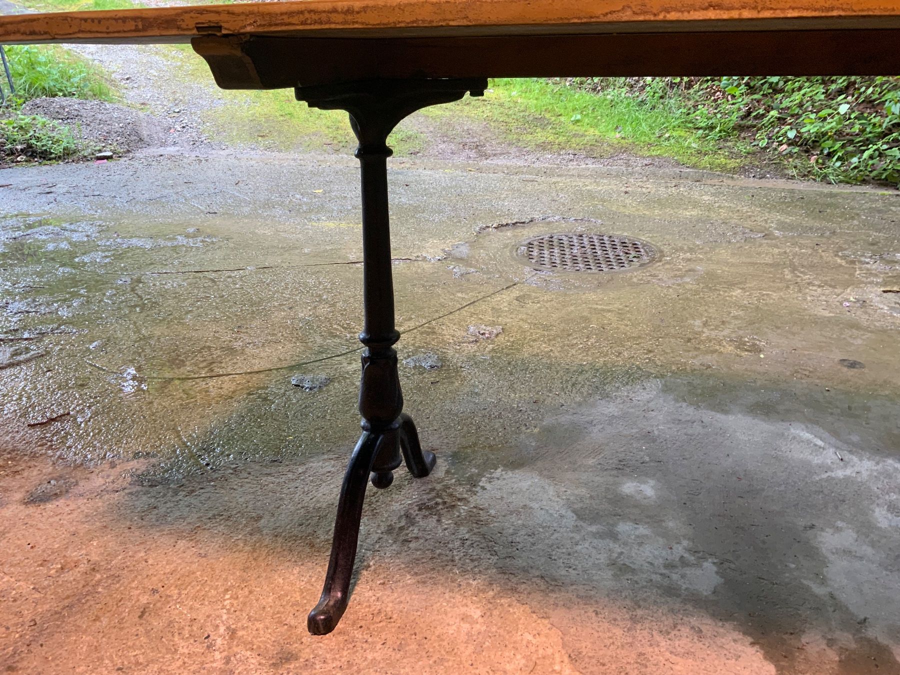 Tables: Rustikaler Holztisch mit Gusseisenfuss – D'occasion à Willisau par Minali 3