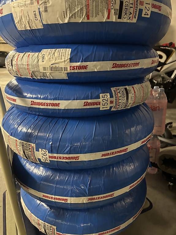 Pneus & Kompletträder: Brigestone Battlax V02 Slick – Neu und originalverpackt aus Stans von Forcarspeed