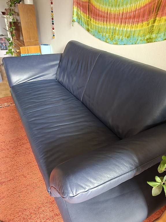 Sofas: Echtleder-Sofa 3-Sitzer inkl. Hocker  dunkelblau – D'occasion à Gümligen par mk_mmp98 2