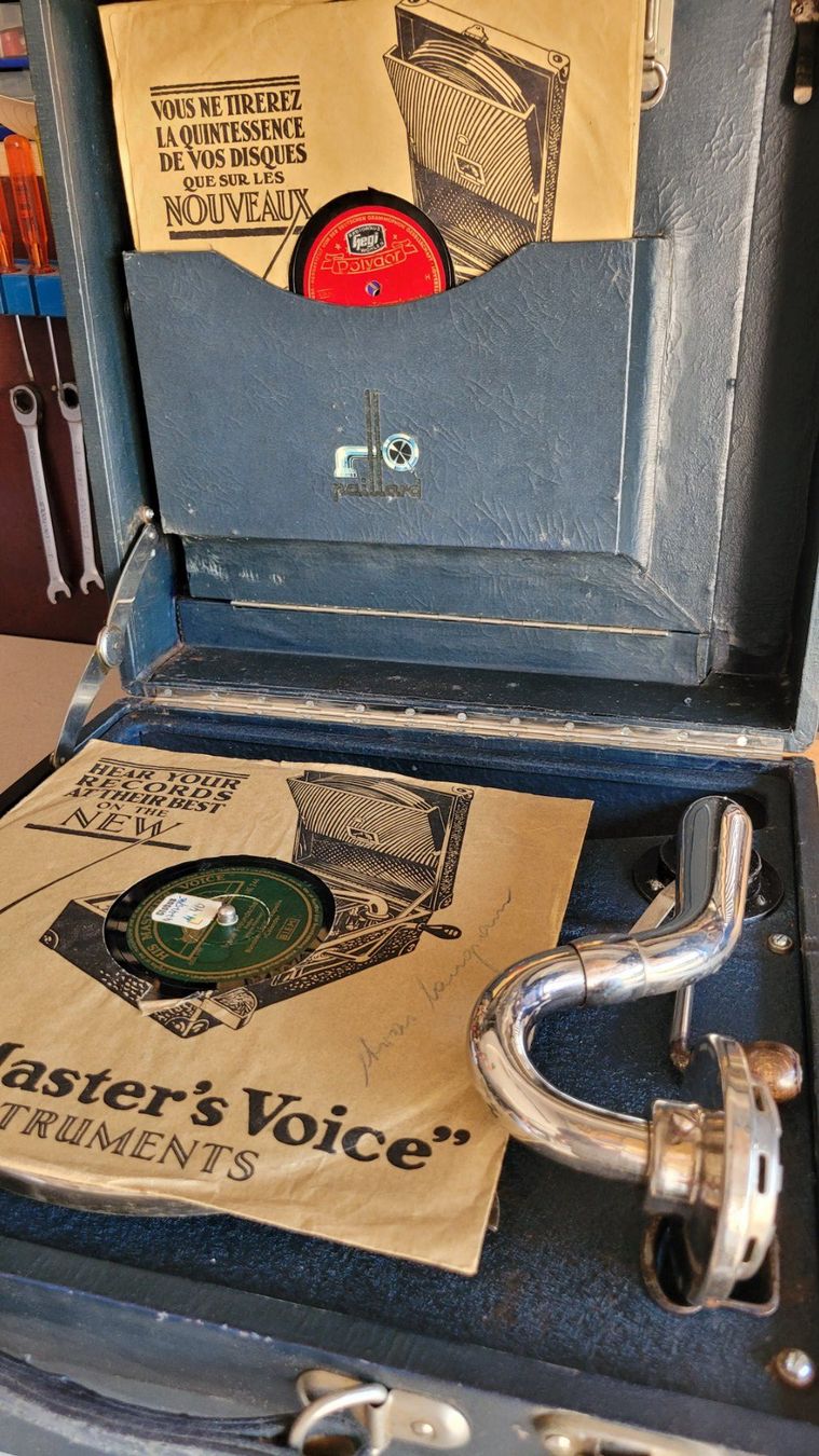 Paillard Giradischi: Koffergrammophon Paillard, Plattenfach div. Schellackplatten – Usato da Liestal venduto da Luggeli1 3