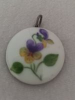 ZAUBERHAFTES MEDAILLON MIT VEILCHEN