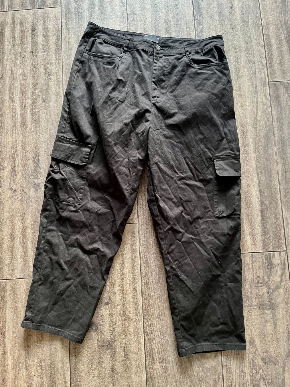 Asos Pantaloni: Cropped Cargo Hose von Asos – Usato da Strengelbach venduto da Lucaernest