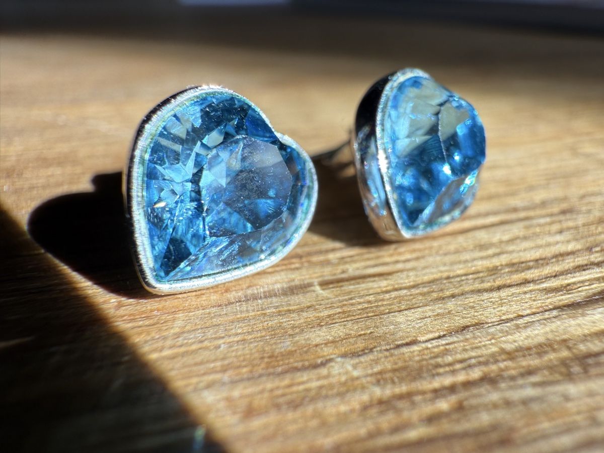 Ohrringe & -stecker: Elegante Silbernfarbene Ohrstecker mit blauen Stein – Gebraucht aus Weiningen ZH von -Adenin-