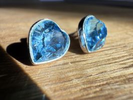 Elegante Silbernfarbene Ohrstecker mit blauen Stein