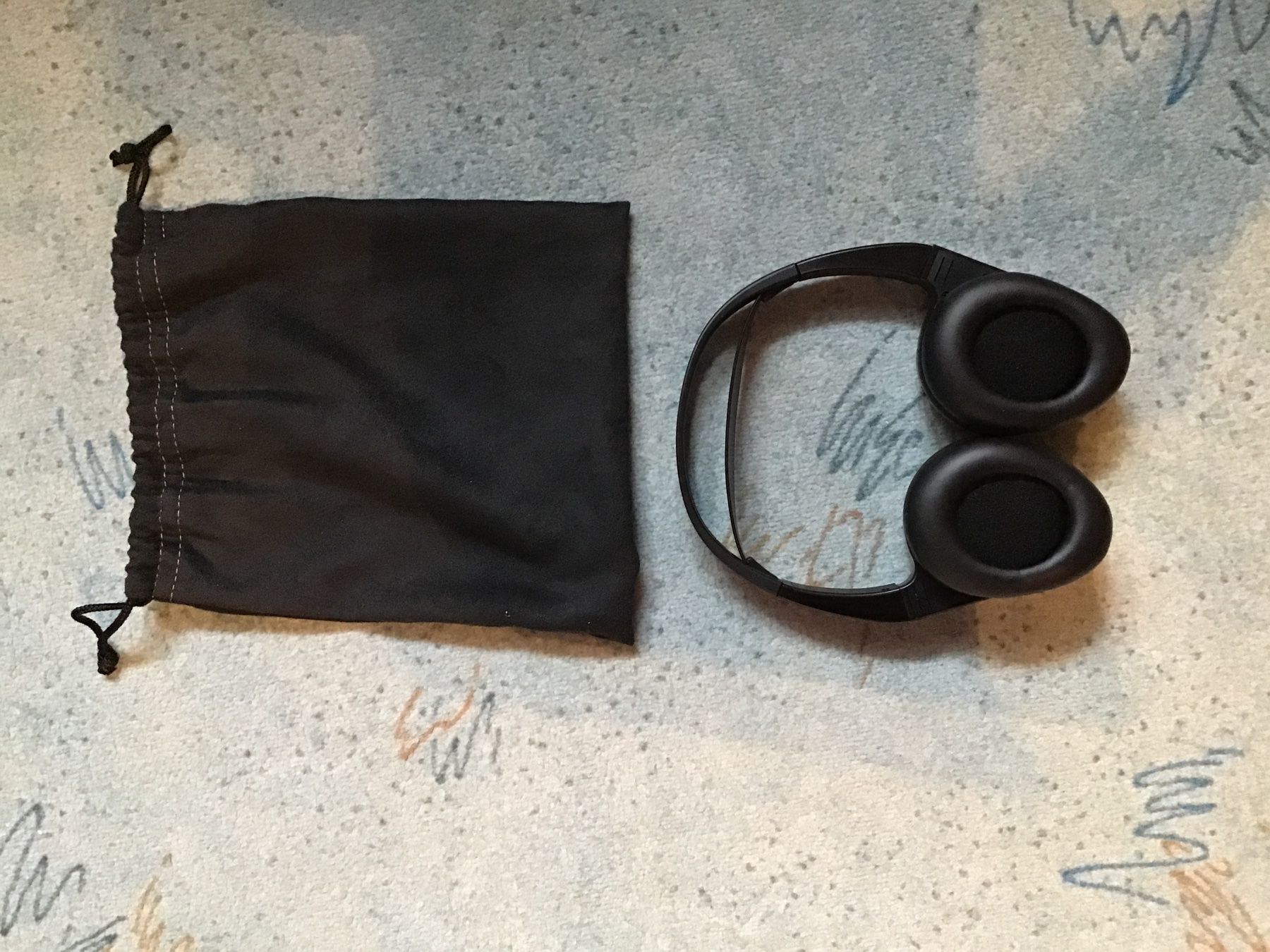 Cuffie: Schwarze Kopfhörer mit Stoffbeutel, neu – Nuovo e nell'imballaggio originale da Rüti ZH venduto da Wernika1 1