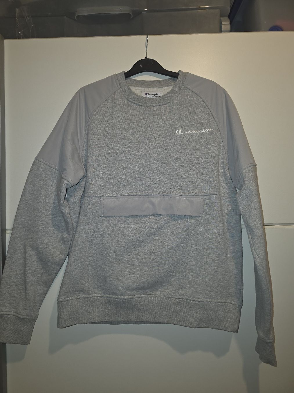 Champion Pulls & Sweat-shirts: Pull / Sweat Champion gris – Taille S – Très bon état – D'occasion à Renens VD par jose26