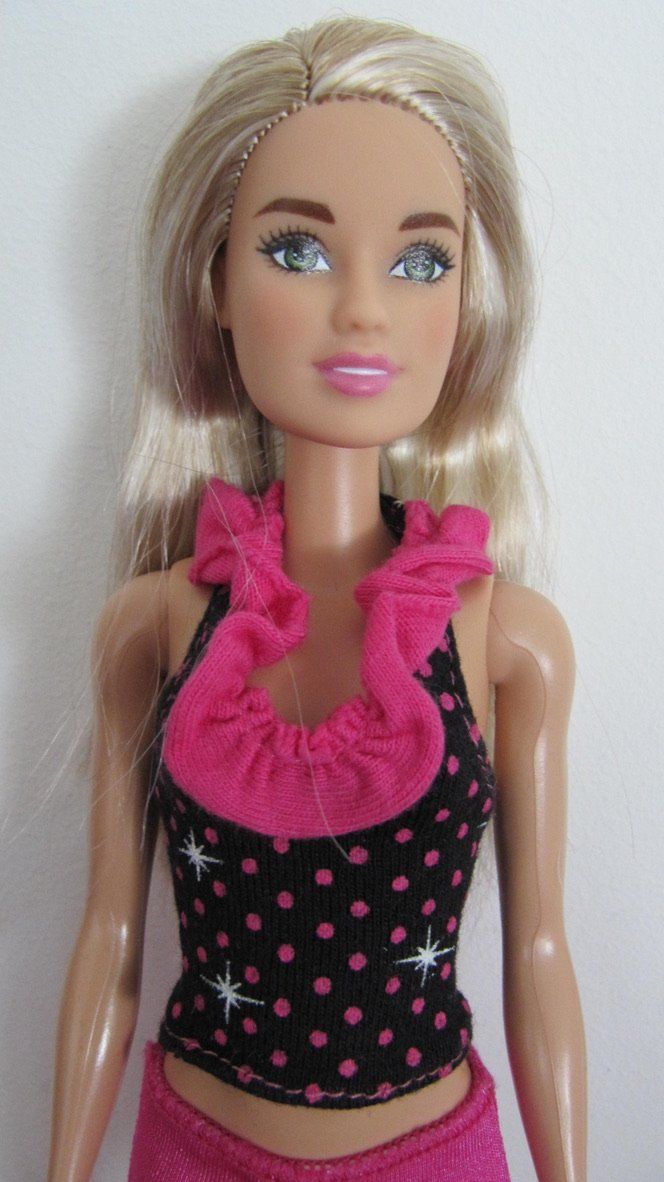 Poupées: Zwei Barbies mit Top und Hose – D'occasion à Brunnen par Kiwiland1 4