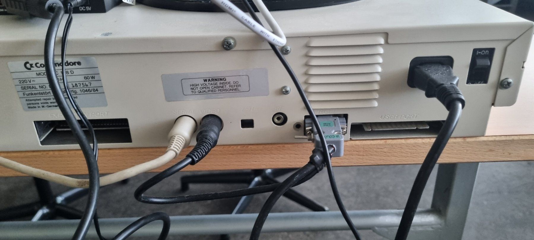 Commodore PCs: Commodore 128D im Blechgehäuse mit Bildschirm und Zubehör – Gebraucht aus Solothurn von elja02 6