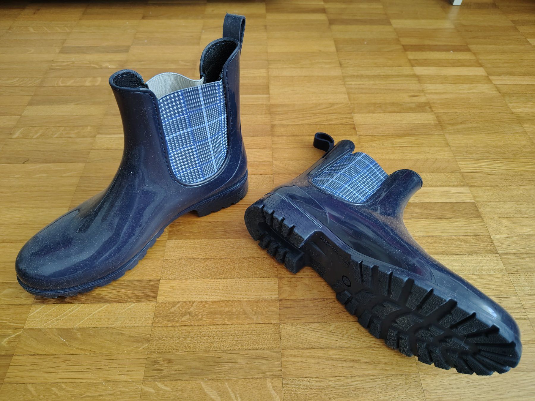 Chaussures femmes: Regenstiefel mit elastischem Einsatz – D'occasion à Dättwil AG par dia_6cbv