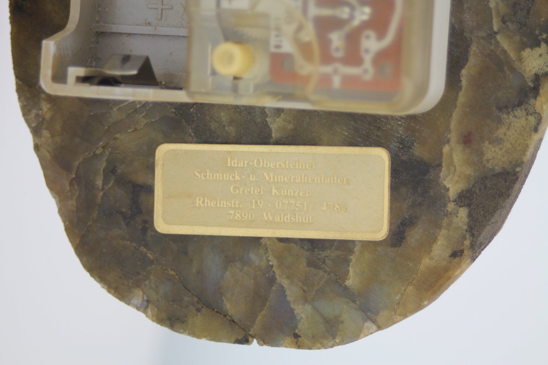 Orologi da terra & Orologi da parete: Tischuhr aus Labradorit auf Messingsockel – Difettoso da Basel venduto da IRMAundFRED 3