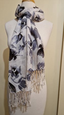 Weisser Schal mit grauem Blumenmuster und Fransen