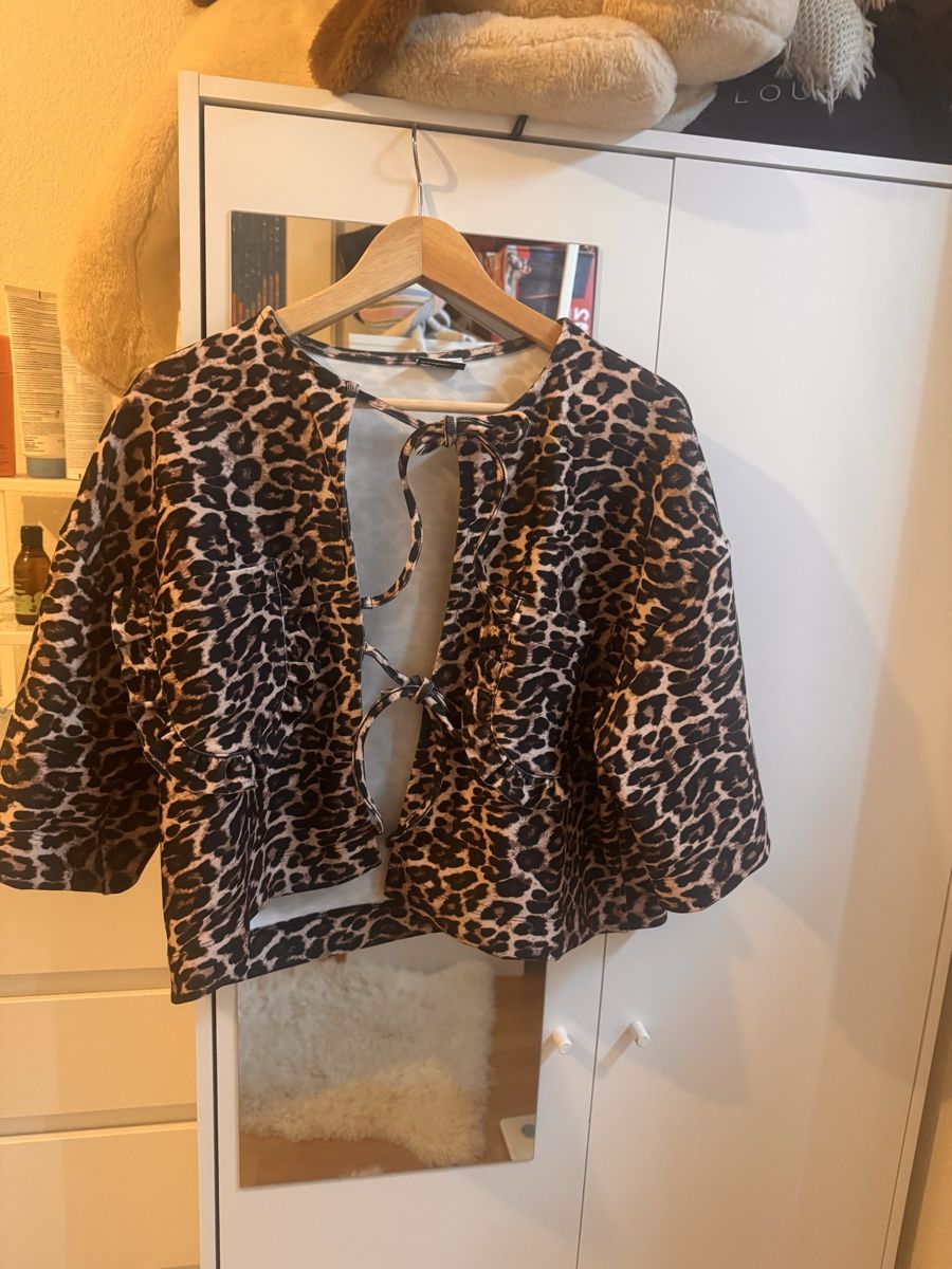Asos Top: Blouse léopard ASOS design – Nuovo (secondo la descrizione) da Vevey venduto da ebuache