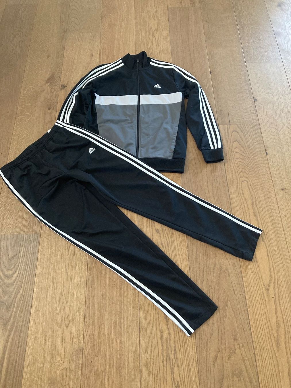 Lotti & Set di vestiti: Addidas Trainer 2tlg. Gr.164 – Nuovo (secondo la descrizione) da Zollikofen venduto da gamel01