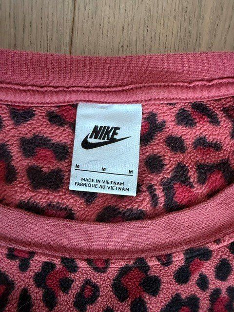 Nike Maglioni & Felpe: Nike Pullover Gr. M Leo Muster Rosa – Usato da Bern venduto da howi72 1