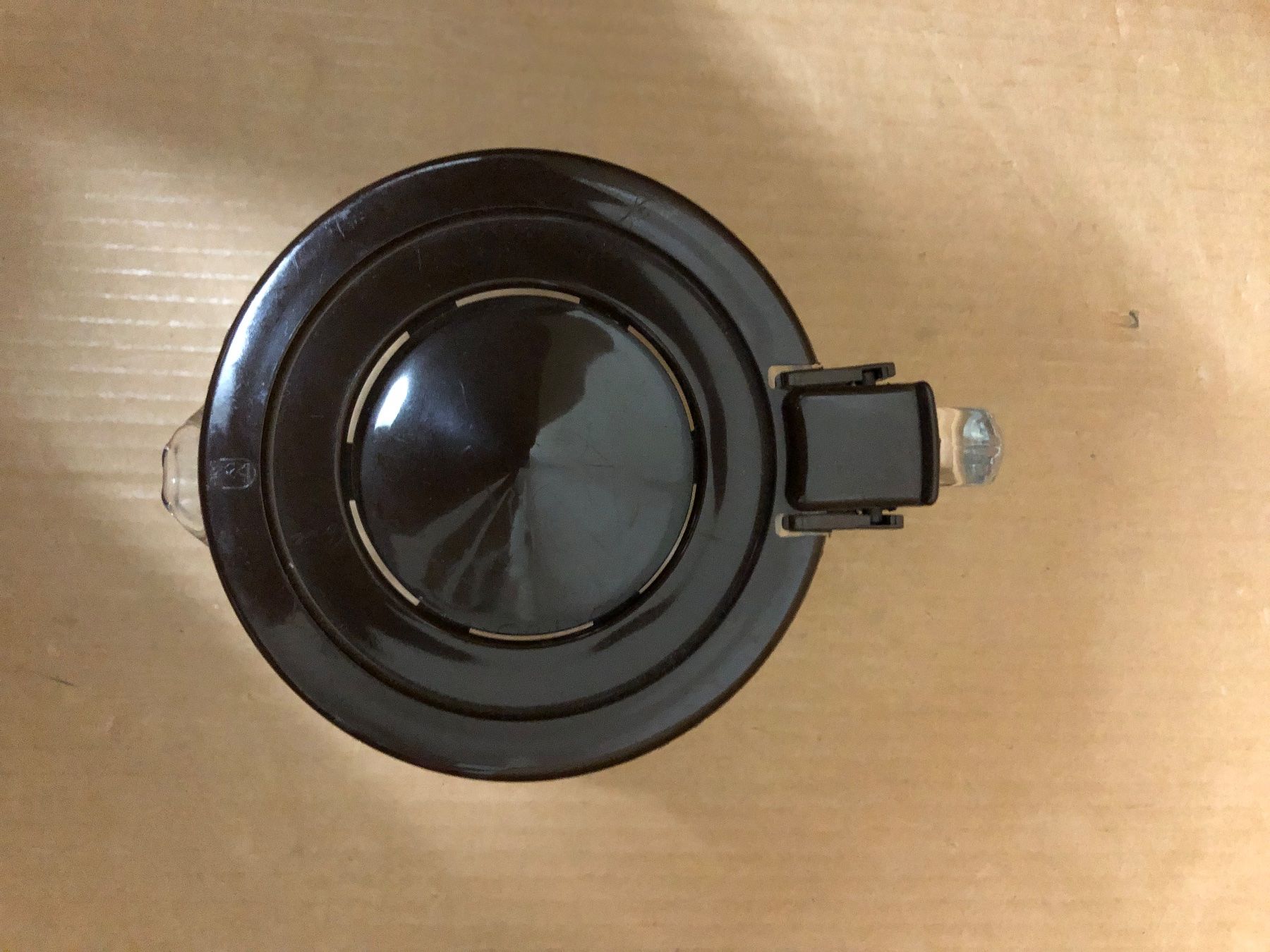 Komplettküchen: Kaffeekrug Glas mit Kunststoff Deckel – Gebraucht aus Eschlikon TG von 1.- 4