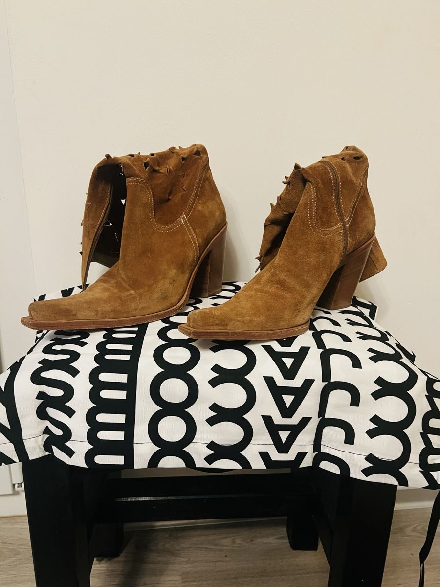 Scarpe da donna: Bottes en cuir suédé marron style western  – Usato da Arvillard (Salins) venduto da mental0mystique 5
