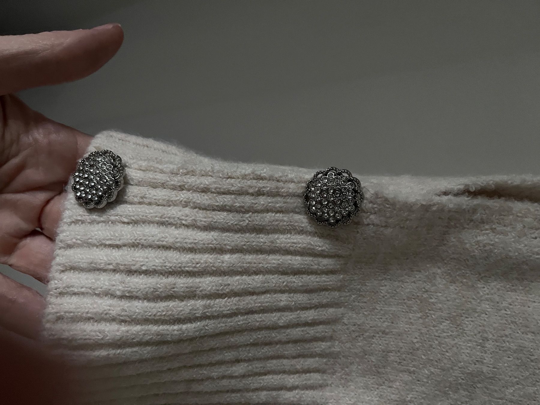 Vila Gilet & Giacche senza maniche: Wolliger Pullover-Weste mit Kragen, Gr. M, glitzer-Knöpfe – Nuovo (secondo la descrizione) da Baar venduto da DealDiHei 1