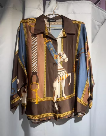 Schöne Bluse mit 20% Seidenanteil und Pferdemotiv
