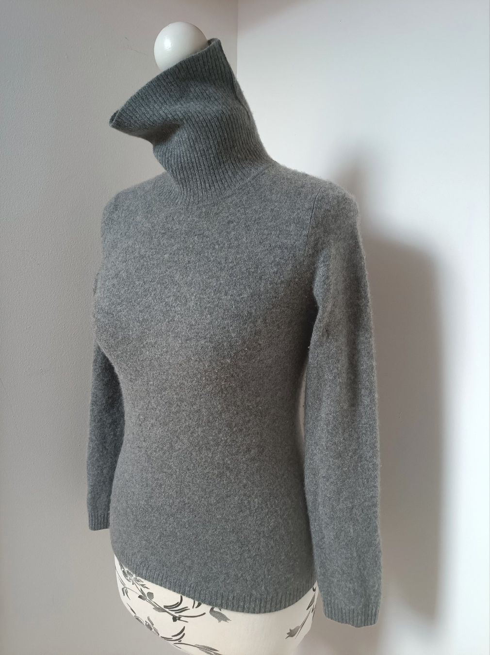 Maglioni & Felpe: Grauer Rollkragenpullover aus 100% Kaschmir – Usato da Peccia venduto da LillyMarie98 1