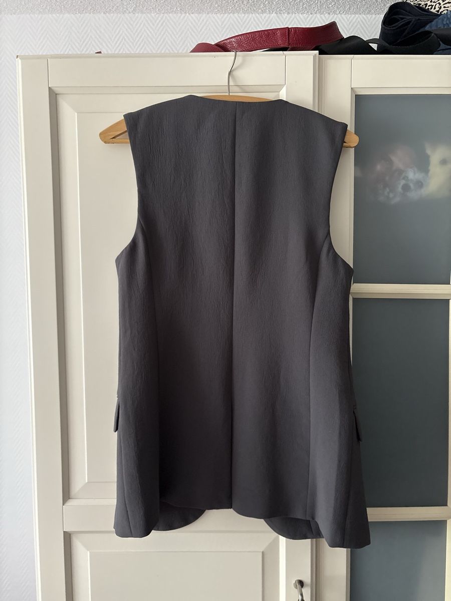 Aritzia Giacche: Chic Dark Grey Wilfried Vest - ARITZIA – Usato da Frasnacht venduto da Lejla.hodzic 2
