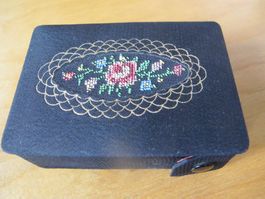 GOBELIN Stickerei PETIT POINT SCHATULLE Kästchen Box schwarz